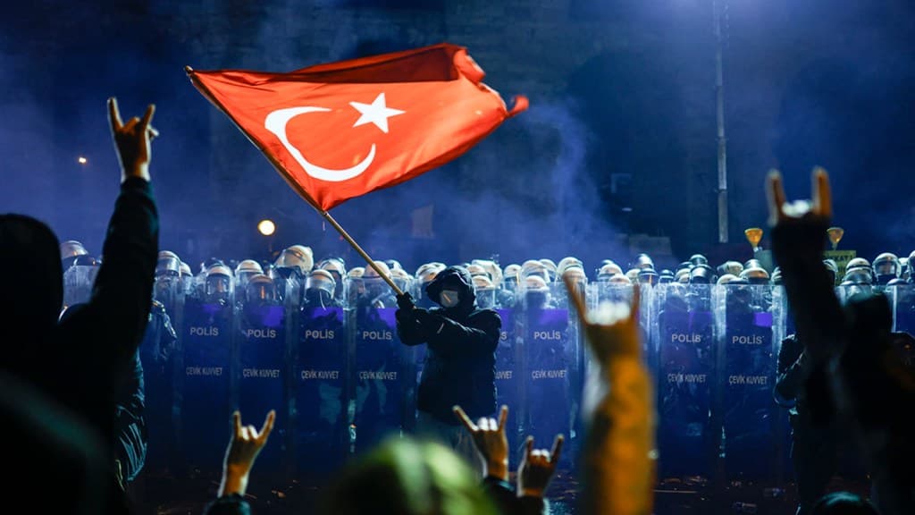 Protests Against Tyrants in Turkey and Serbia — A Lesson for the West?